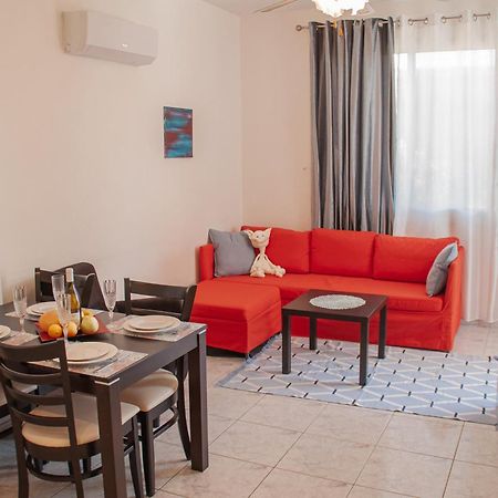 Cozy 1 Bedroom Apartment In Walking Distance To The Municipal Beach Paphos Bagian luar foto