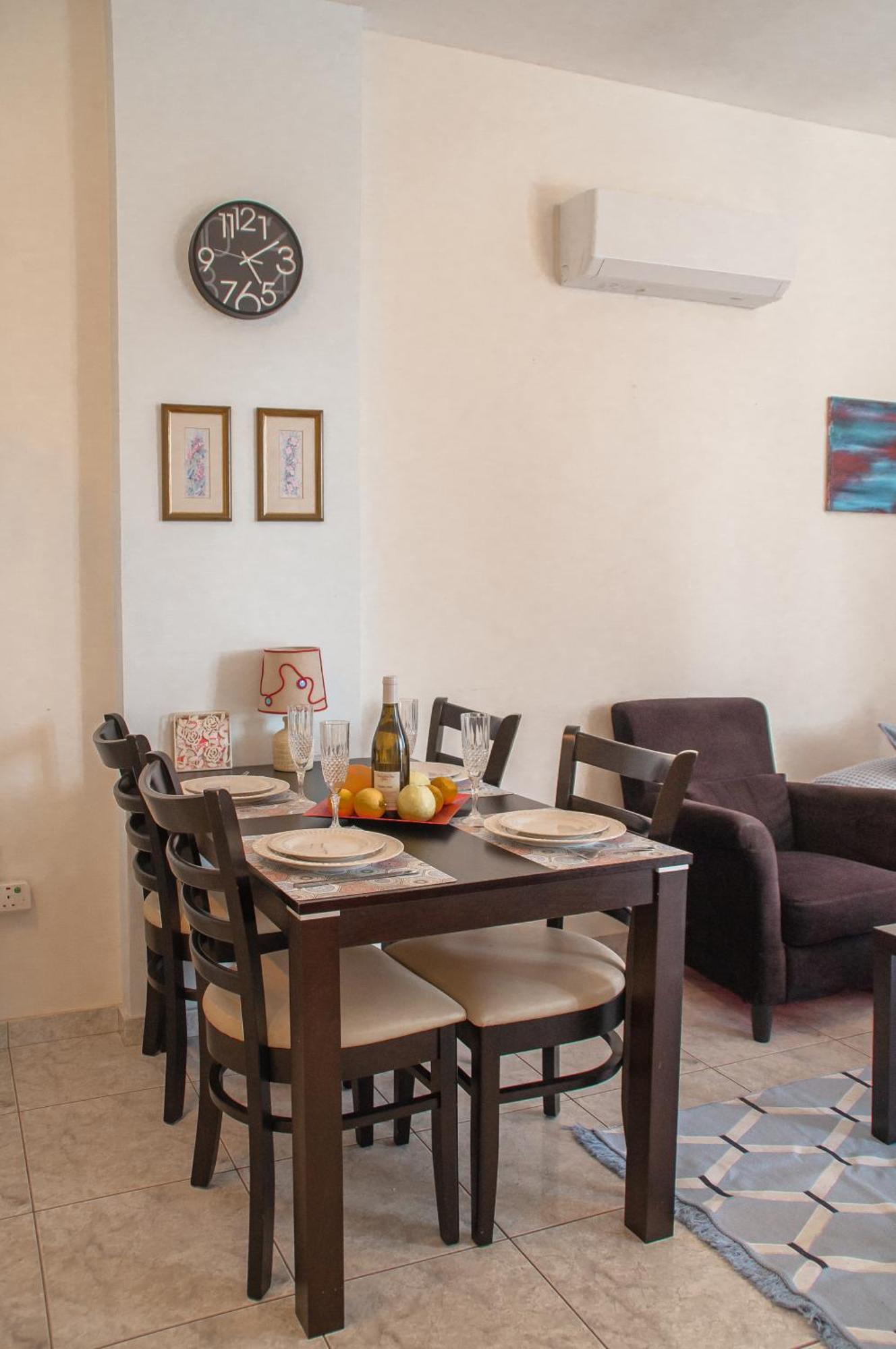 Cozy 1 Bedroom Apartment In Walking Distance To The Municipal Beach Paphos Bagian luar foto