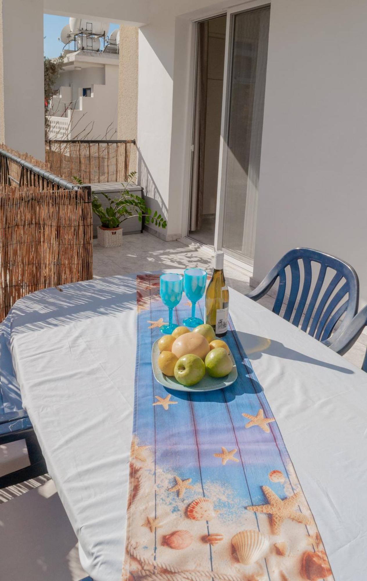 Cozy 1 Bedroom Apartment In Walking Distance To The Municipal Beach Paphos Bagian luar foto