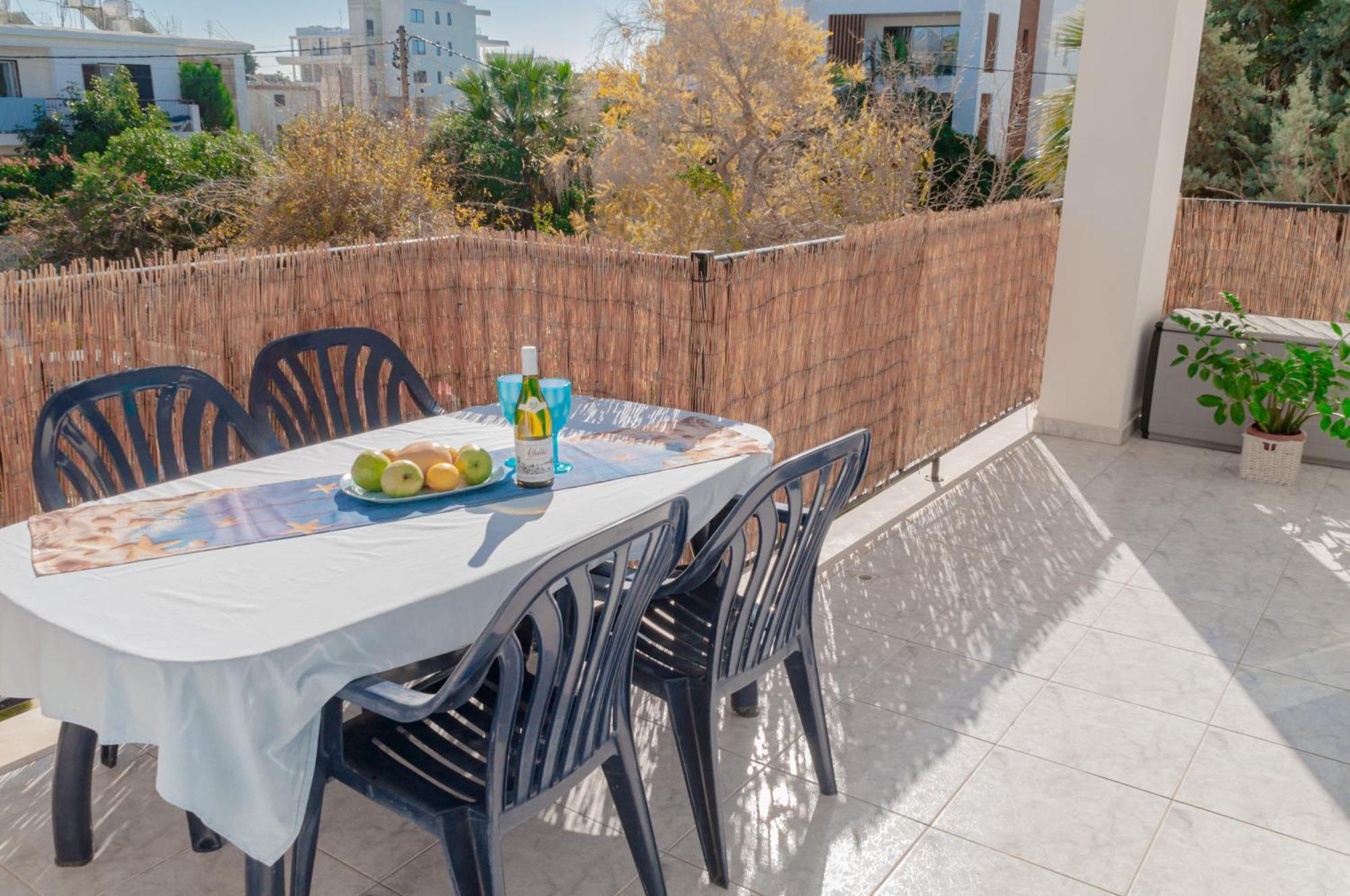 Cozy 1 Bedroom Apartment In Walking Distance To The Municipal Beach Paphos Bagian luar foto