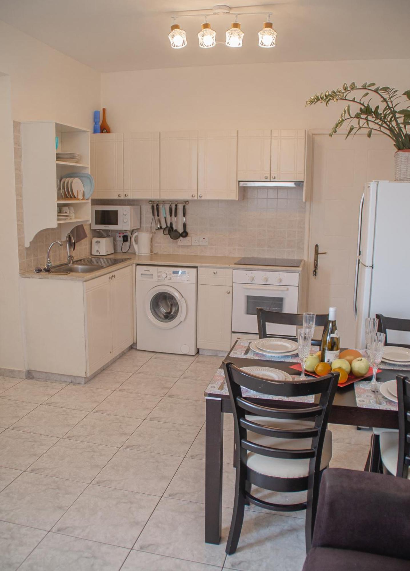 Cozy 1 Bedroom Apartment In Walking Distance To The Municipal Beach Paphos Bagian luar foto
