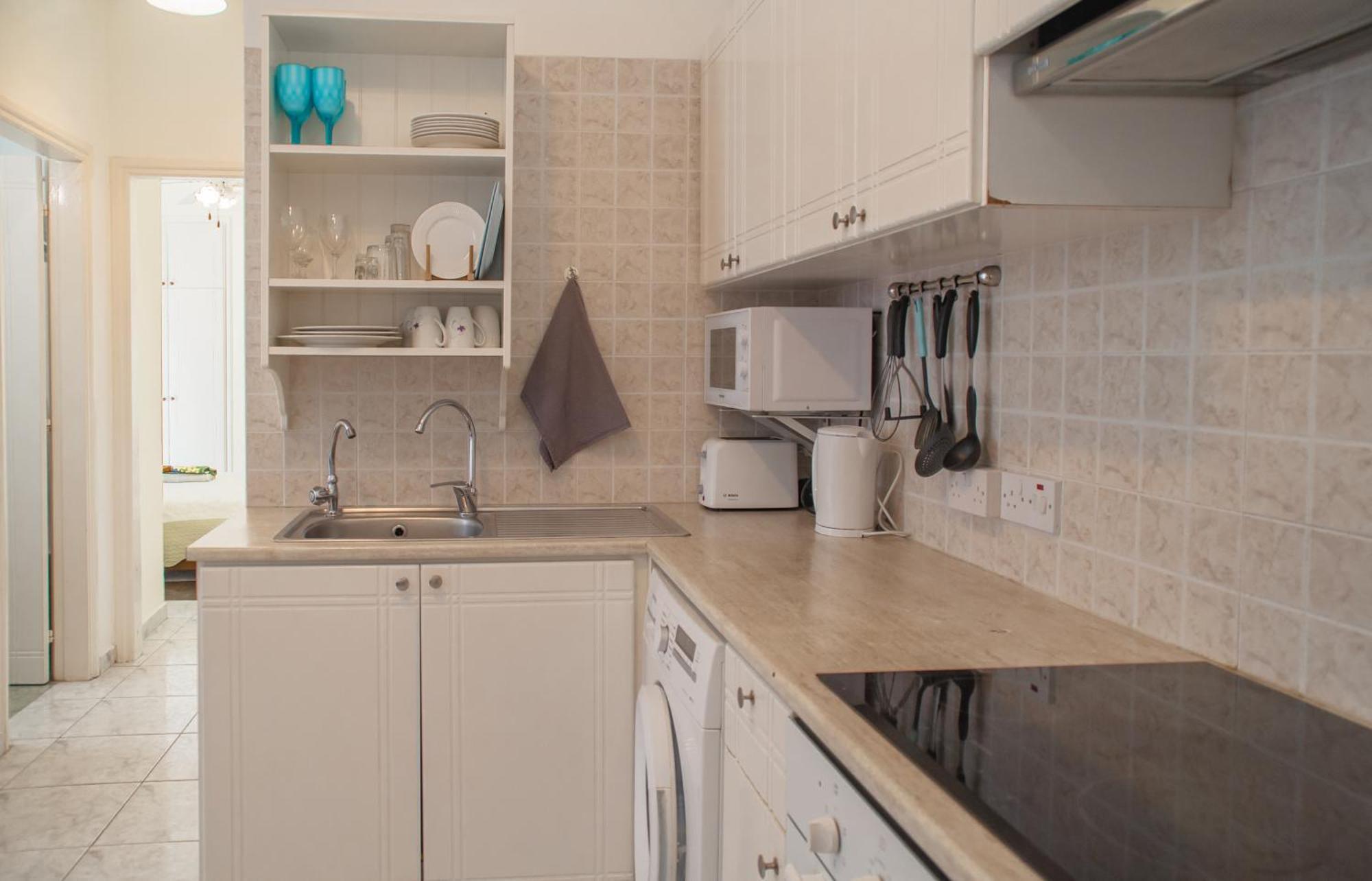 Cozy 1 Bedroom Apartment In Walking Distance To The Municipal Beach Paphos Bagian luar foto