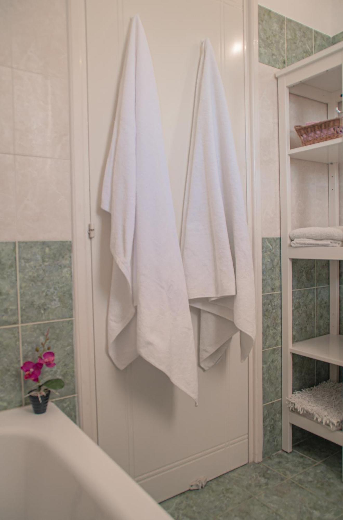 Cozy 1 Bedroom Apartment In Walking Distance To The Municipal Beach Paphos Bagian luar foto