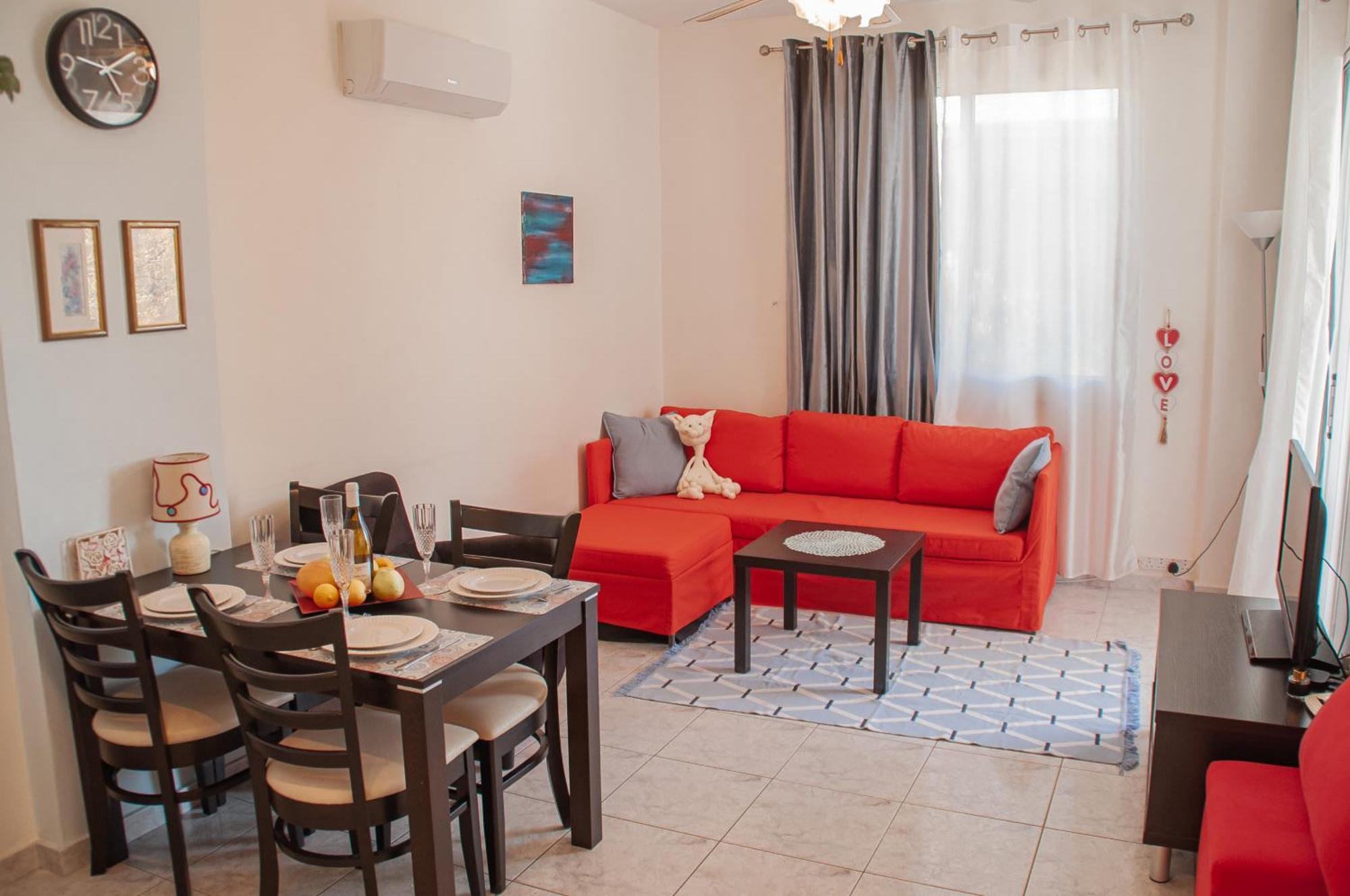 Cozy 1 Bedroom Apartment In Walking Distance To The Municipal Beach Paphos Bagian luar foto